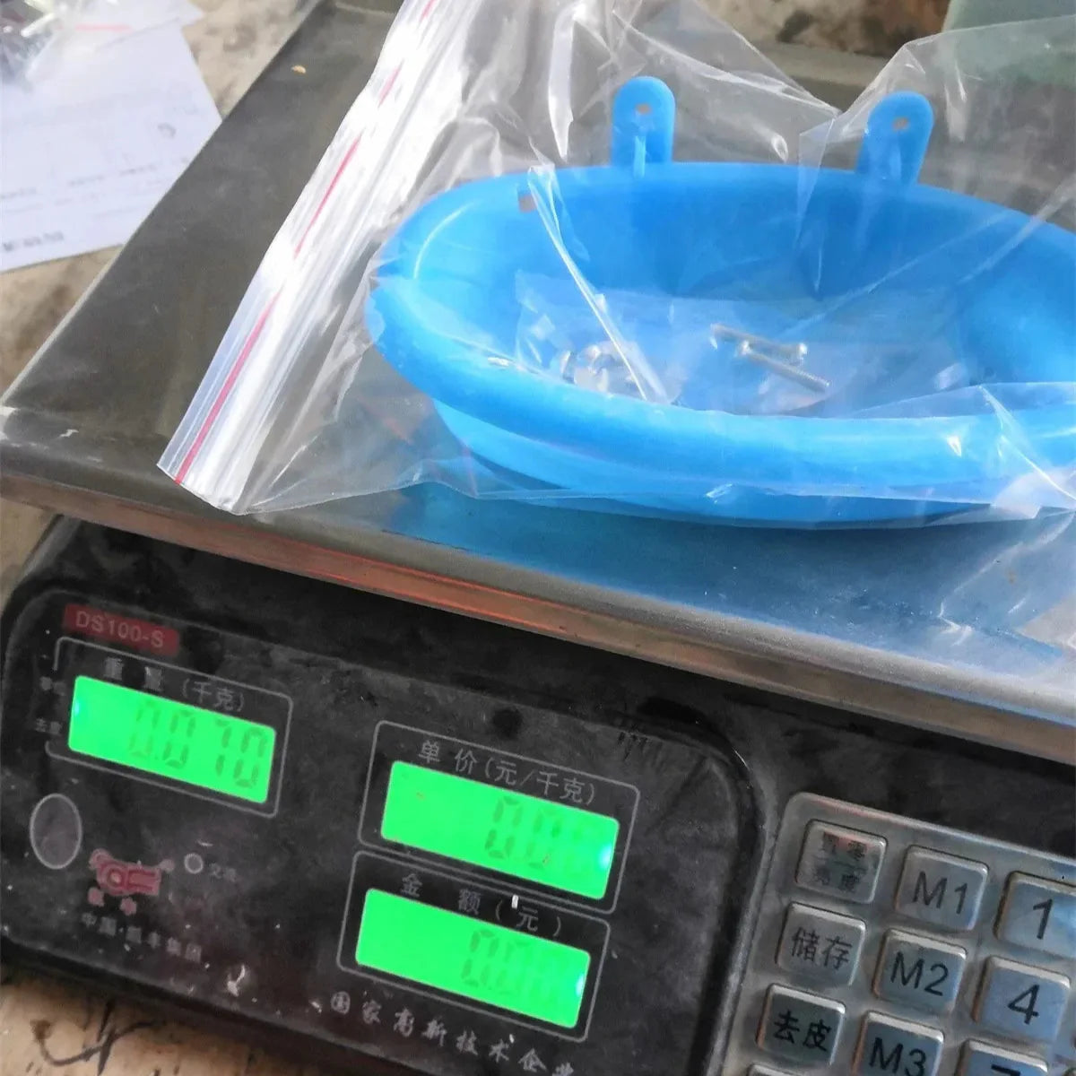 Wiszące plastikowe poidełko dla ptaków z lustrem – Ø10 cm, dla papużek falistych